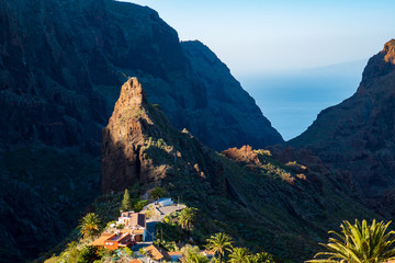 Obraz premium Bergdorf in Teneriffa im Sommer