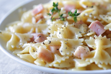 ショートパスタのファルファーレのカルボナーラソース