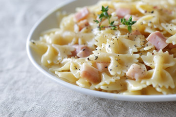 ショートパスタのファルファーレのカルボナーラソース