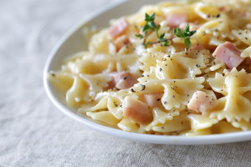 ショートパスタのファルファーレのカルボナーラソース