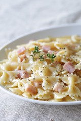 ショートパスタのファルファーレのカルボナーラソース