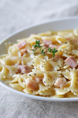 ショートパスタのファルファーレのカルボナーラソース