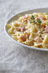 ショートパスタのファルファーレのカルボナーラソース