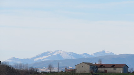 Fototapeta na wymiar Paesaggio montuoso