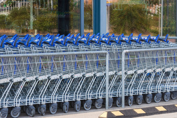 Einkaufswagen vor einem Supermarkt