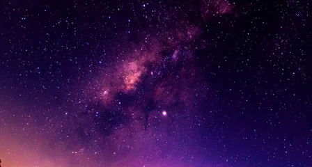 Fotobehang Amazing Panorama blauwe nachtelijke hemel Melkweg en ster op donkere achtergrond. Universum gevuld met sterren, nevel en melkwegstelsel met ruis en graan. Foto door lange blootstelling en selecteer witbalans. selectie focus © Mohwet