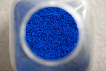 Baues Farbpigment in einem Becher, Dose