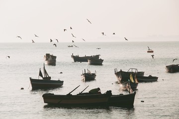 Botes de pesca en el mar de Lima