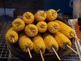 Boiled corns on the stall
