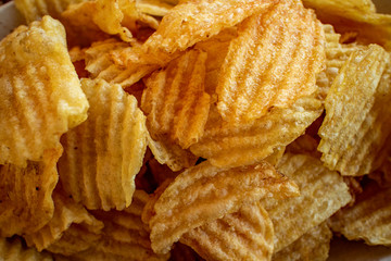 A mountain of potato chips お皿に山盛りポテトチップス