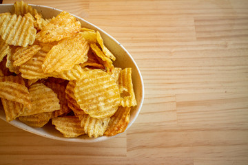 A mountain of potato chips お皿に山盛りポテトチップス