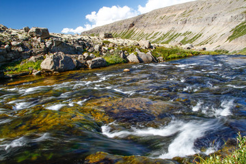 Fluss mit Stromschnellen durch das karge Hochland von Island im Norden der Insel in den Westfjorden