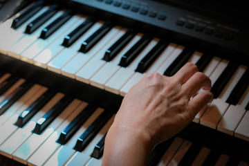 hands playing piano 