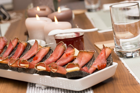 mit Speck umwickelter K&auml;se auf Sepia Brot