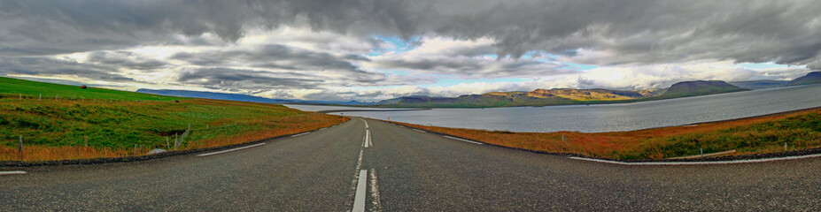 Fototapeta na wymiar Panorama einer Straße in den Westfjorden im Norden von Island