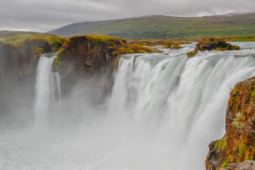 Der Godafoss mit seinen Stromschnellen, einer der spektakulärsten Wasserfälle Islands bei Akureyri im Norden