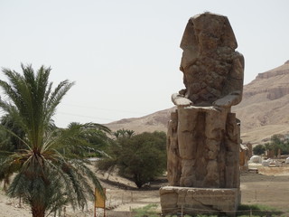 ancient statue in egypt