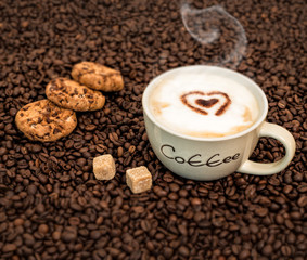 Tasse Cappuccino mit Keksen