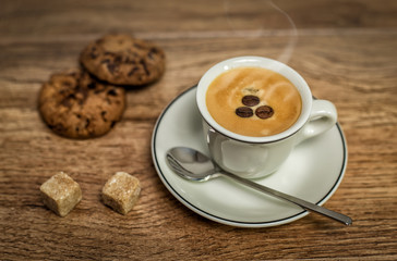 Tasse frischer Kaffee mit cookies