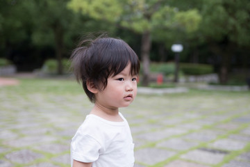 公園で遊ぶ無邪気で元気な男の子