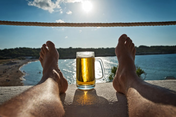 Entspannung mit Bier im Urlaub am Meer