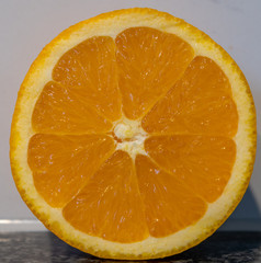 Halbierte Orange mit Fruchtfleisch