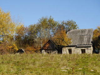 Pieniński Park Narodowy. barwy jesieni .stara kamienna zabudowa © barbara