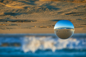 Sfera di cristallo capovolta sulla spiaggia di Marina di Pescoluse - Salento