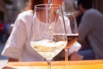 Decantado en copa de vino blanco