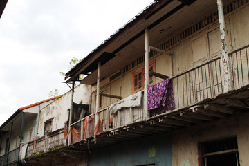 Fototapeta na wymiar Balcones casas de madera antigua Panamá