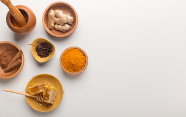 Ground turmeric, curcuma root, cinnamon, ginger, honeycombs
