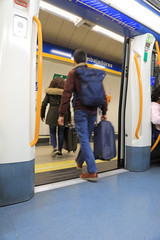 metro gente saliendo del vagón madrid 4M0A1427-as20