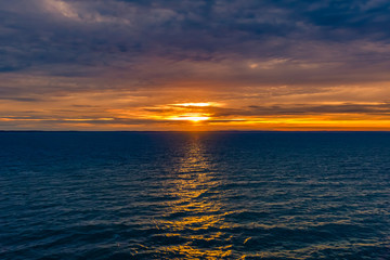 Fototapeta na wymiar Ein wunderschöner Sonneuntergang am Meer
