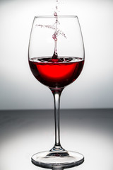 Ein Rotweinglas mit exklusiven Schirmchen