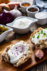 Bun cottage cheese and vegetables