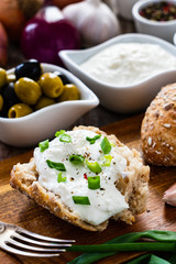 Bun cottage cheese and vegetables