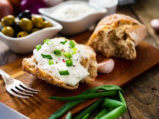 Bun cottage cheese and vegetables