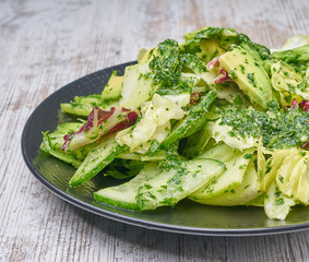 green salad with pear and blue cheese