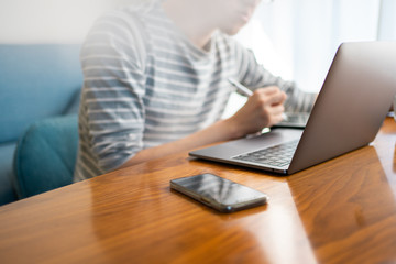 ノートPCで作業中の男性
