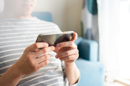 スマートフォンで動画を視聴する男性