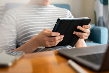 タブレットを使う男性