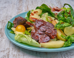 chicken kidney warm salad with greens and avocado