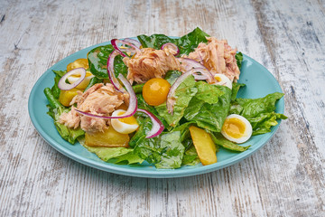 chicken kidney warm salad with greens and avocado