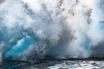 Obraz na płótnie Canvas wave crashing epic