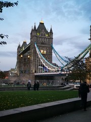Fototapeta na wymiar tower bridge in london at night