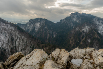 Widoki z pienińskiego szczytu Sokolica w pochmurny zimowy dzień - obrazy, fototapety, plakaty