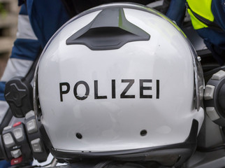 ein Helm mit der Aufschrift von der Polizei