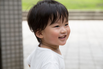 公園で遊ぶ無邪気で元気な男の子