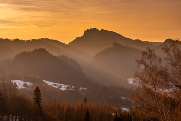 Widok z pienińskiego szczytu Palenica o złotej godzinie. W kadrze między innymi takie szczyty jak Trzy Korony i Sokolica.