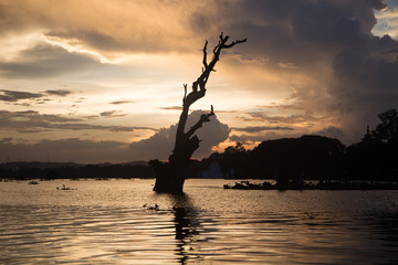 Atardecer en el Lago Taungthaman (Myanmar)